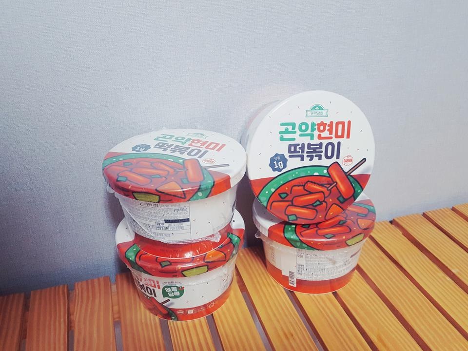 현미가 들어갔다는 게 느껴지는 식감입니다.
쌀떡이나 밀떡같은 쫄깃쫄깃함을 기대하시면 안되구요, 다이어...