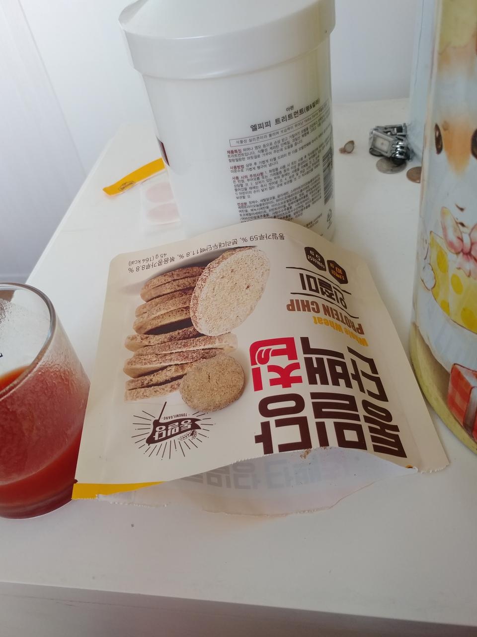 인절미는 호불호 안 갈릴 자극적이지 않은 맛이네요. 바게트처럼 딱딱하고요. 그래도 먹을만해요. 다른맛도 ...