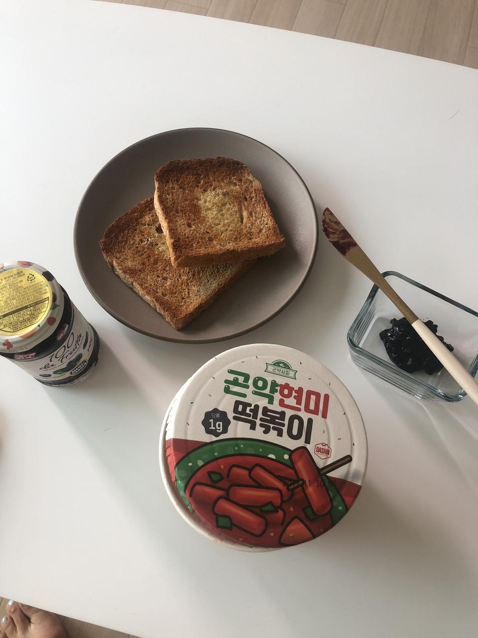 맛있어요!
곤약으로만 만들어진 떡볶이도 먹어봤는데 확실히 현미가 들어가서 식감이 훨씬좋아요 맵기도 기...