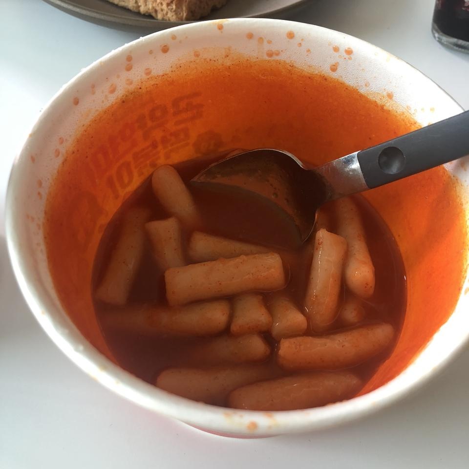 맛있어요!
곤약으로만 만들어진 떡볶이도 먹어봤는데 확실히 현미가 들어가서 식감이 훨씬좋아요 맵기도 기...