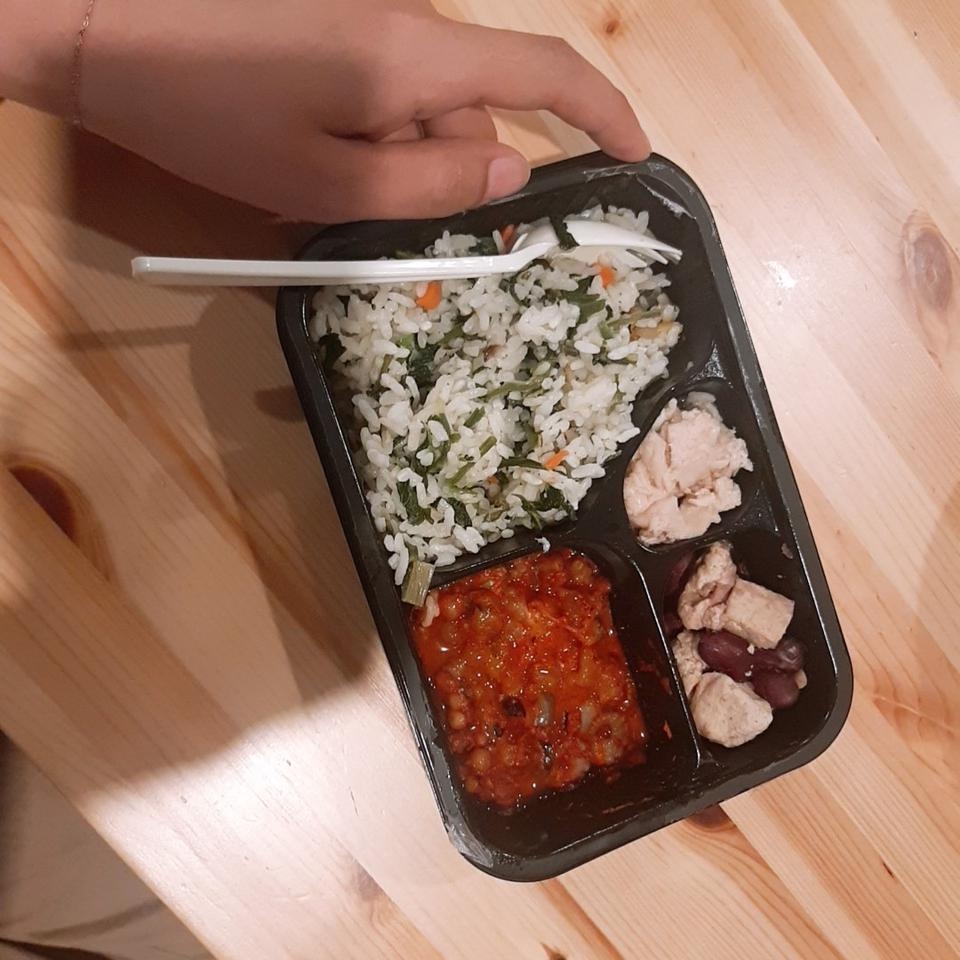 종류가 다양하게 제일 좋았구요 비닐 벗기지 않고 전자렌지 돌려야지 밥과 반찬이 촉촉한 이 맛있습니다 . ...