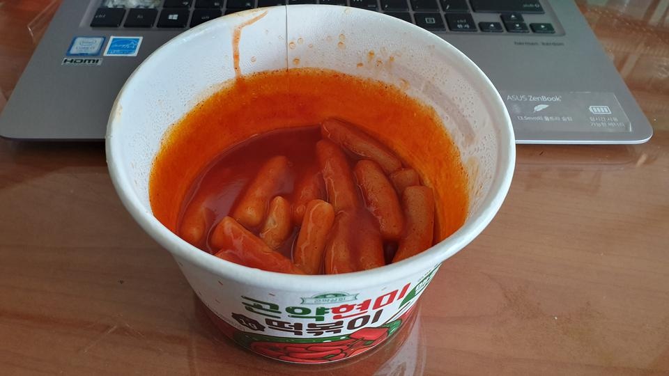 맛있어요 1프로 부족한 보통 떡볶이 맛이나요
물조절을 잘하면 될거같아요 딱 선까지만 부으면!
그리고 매워...