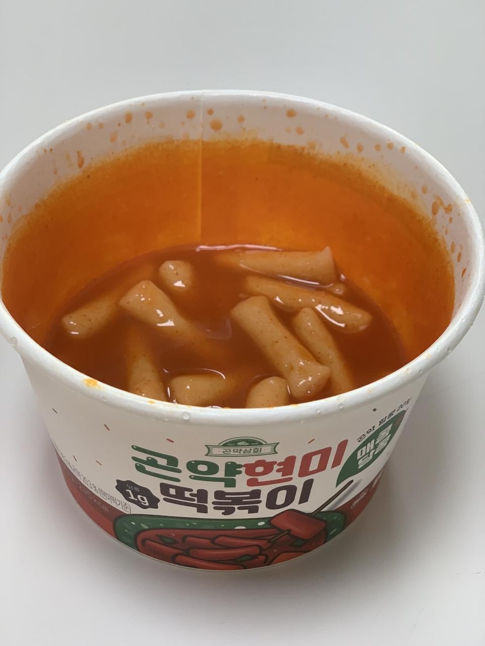떡을 뜨거운물에 한번 헹궈주셔야 시큼한 맛이 엾어져요! 맛있습니다