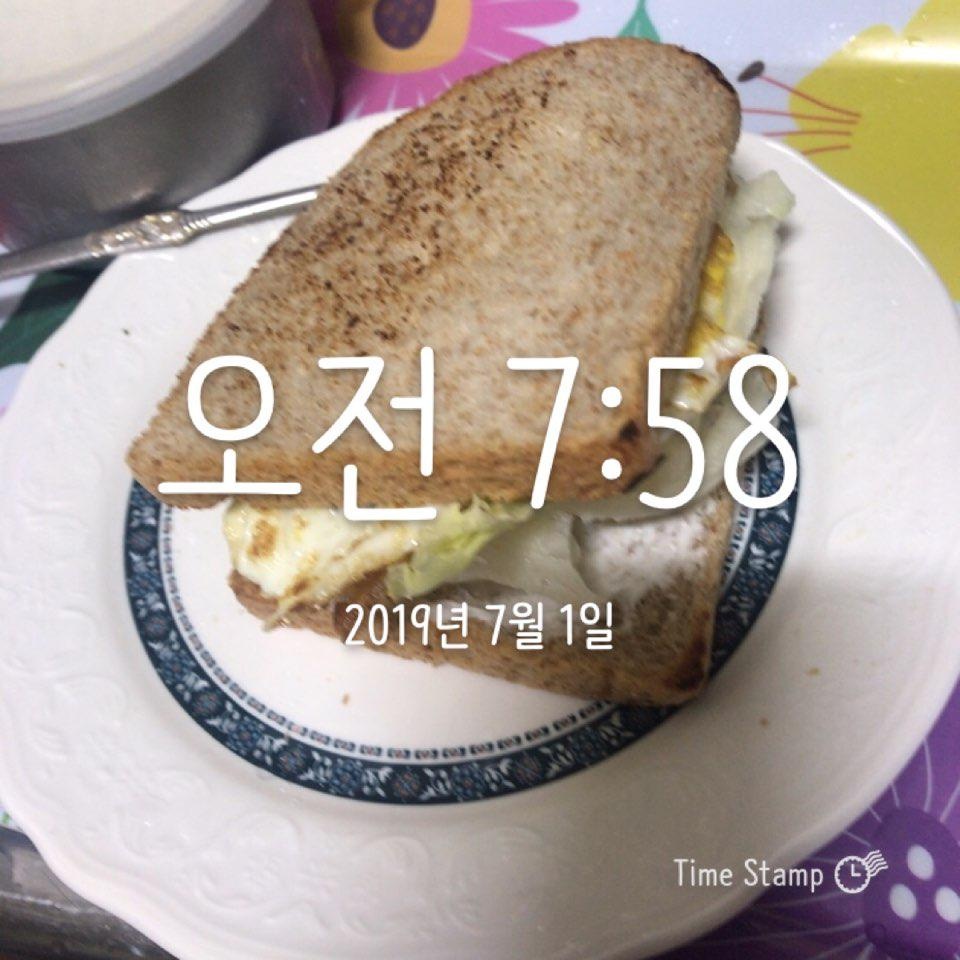 진짜 너무너무 맛있어요 ㅠㅜ 식빵보다 그 그대로 통밀스틱? 이게 진짜 발효가 대박이고 안에 견과류 있으니...