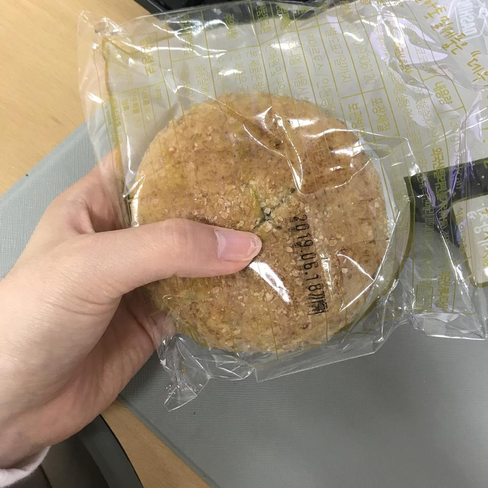 식빵 모닝빵 말차큐브도 먹어봤는데 코코넛빵이랑 초코빵이 제일 맛있습니당