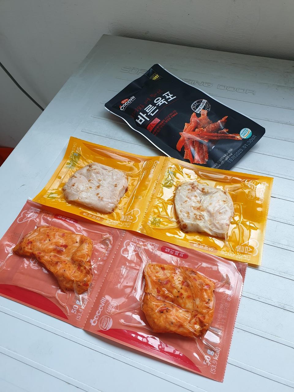 일단 싸고 제품이좋습니다.
그리고 크기가 적당해서 한번에
먹기가 딱입니다.
닭고기육포도 그럭저럭 먹을만...