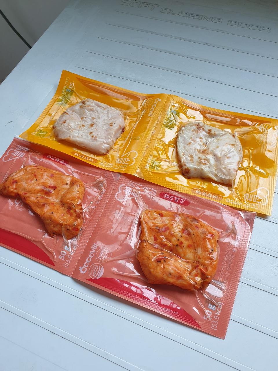 일단 싸고 제품이좋습니다.
그리고 크기가 적당해서 한번에
먹기가 딱입니다.
닭고기육포도 그럭저럭 먹을만...
