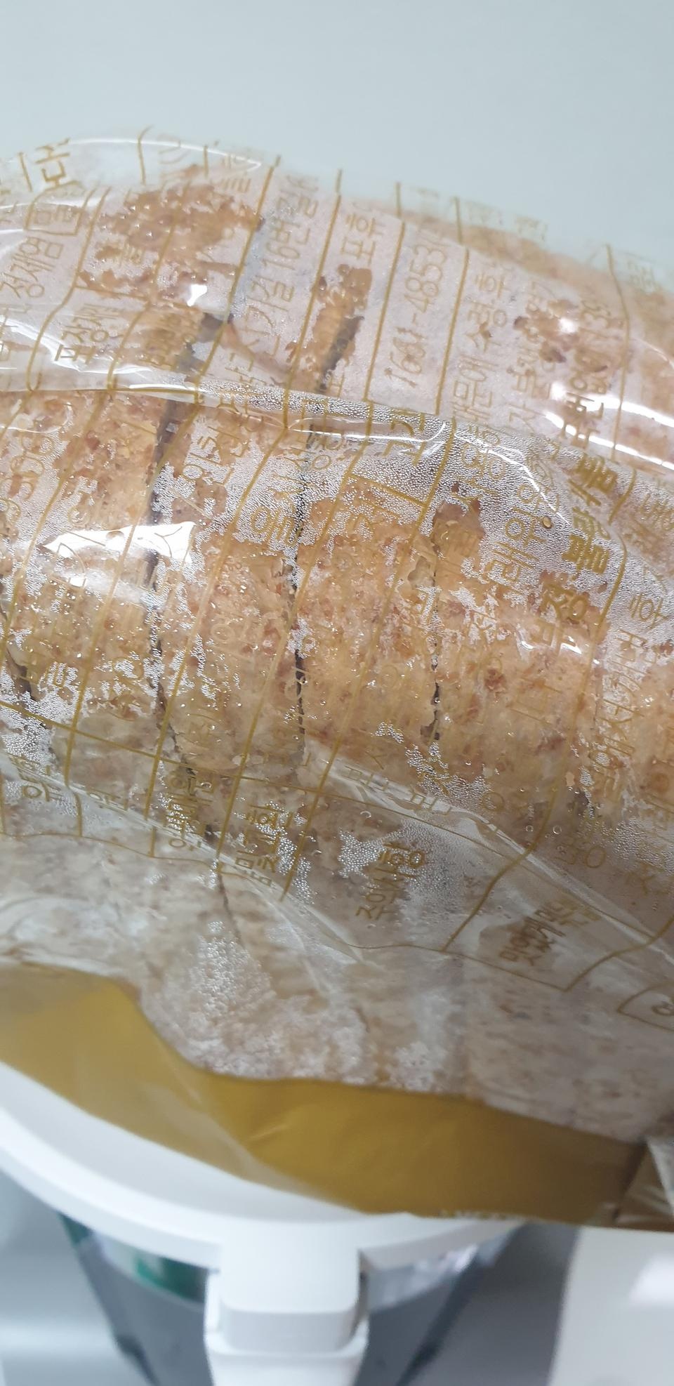 열기가 남아있는채로 포장되서 수분이 많아보이네요. 통밀 맛도 좋고 추천합니다.