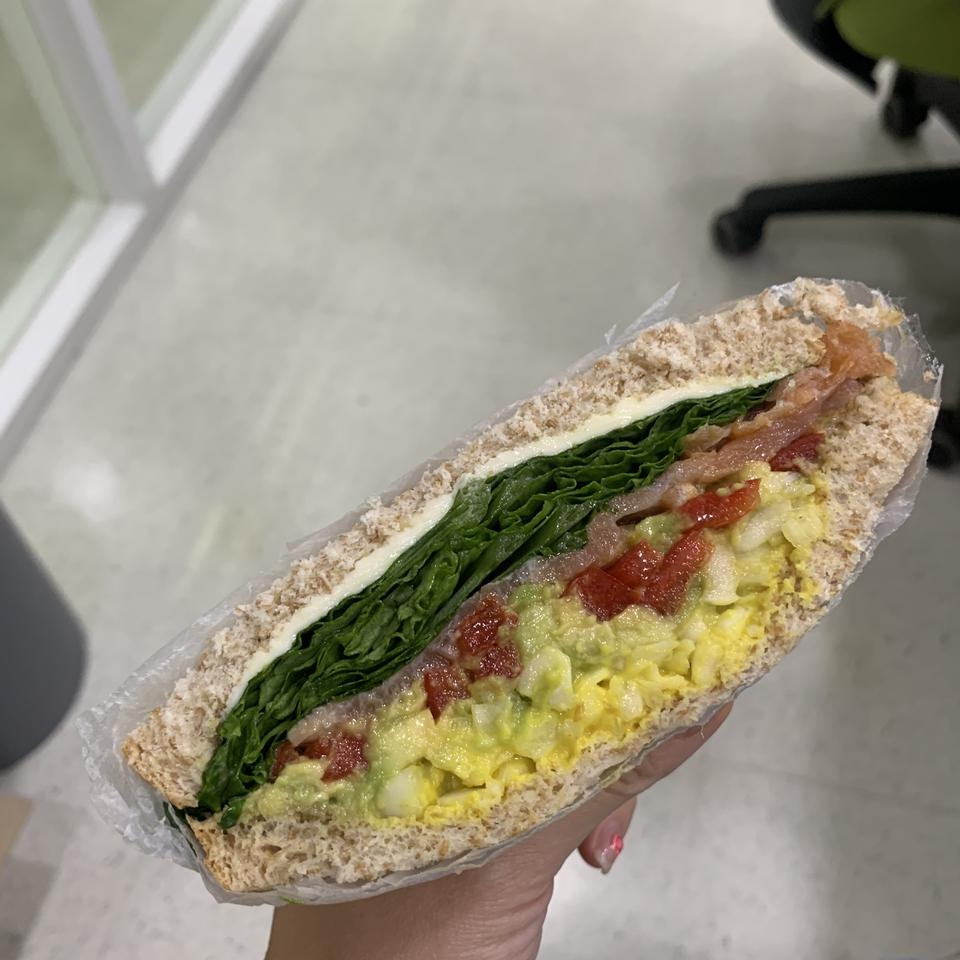 확실히 일반 마트에서 파는 통밀빵보다 훨씬 맛이 좋아요 샌드위치로 꿀맛입니다