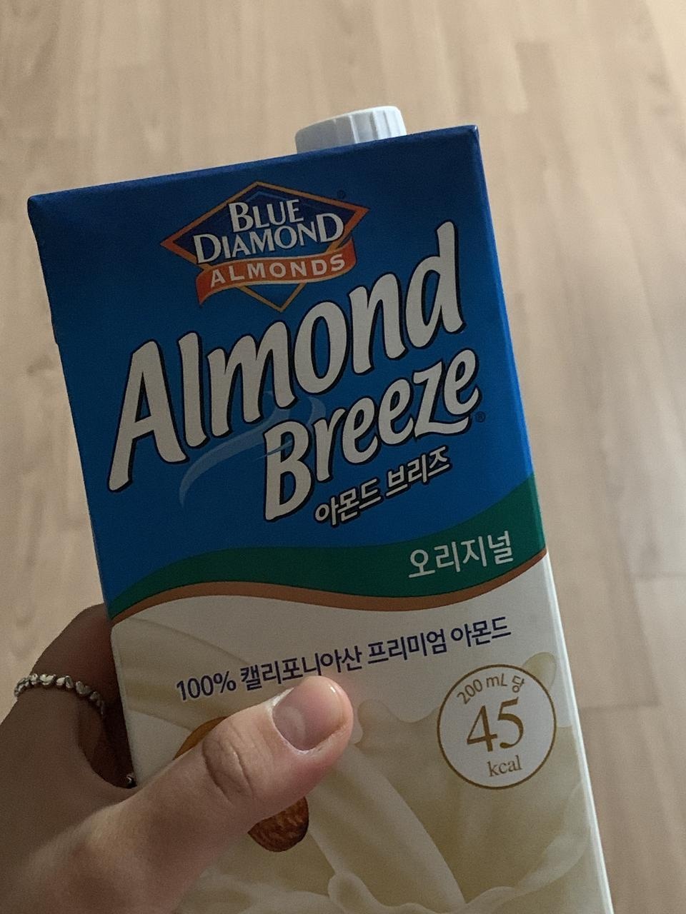일단 칼로리도 낮고 고소해서 아몬드브리즈는 너무 유명하죠 ㅜㅜ
택배도 구겨진 부분 하나 없이 잘 왔고 가...