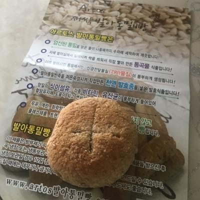 리뷰수많길래 한번사봤어요
요즘 통밀빵에꽂혀서~~
통밀빵 세군데에서 사봣는데 여기가 맛잇는게많아서넘좋...
