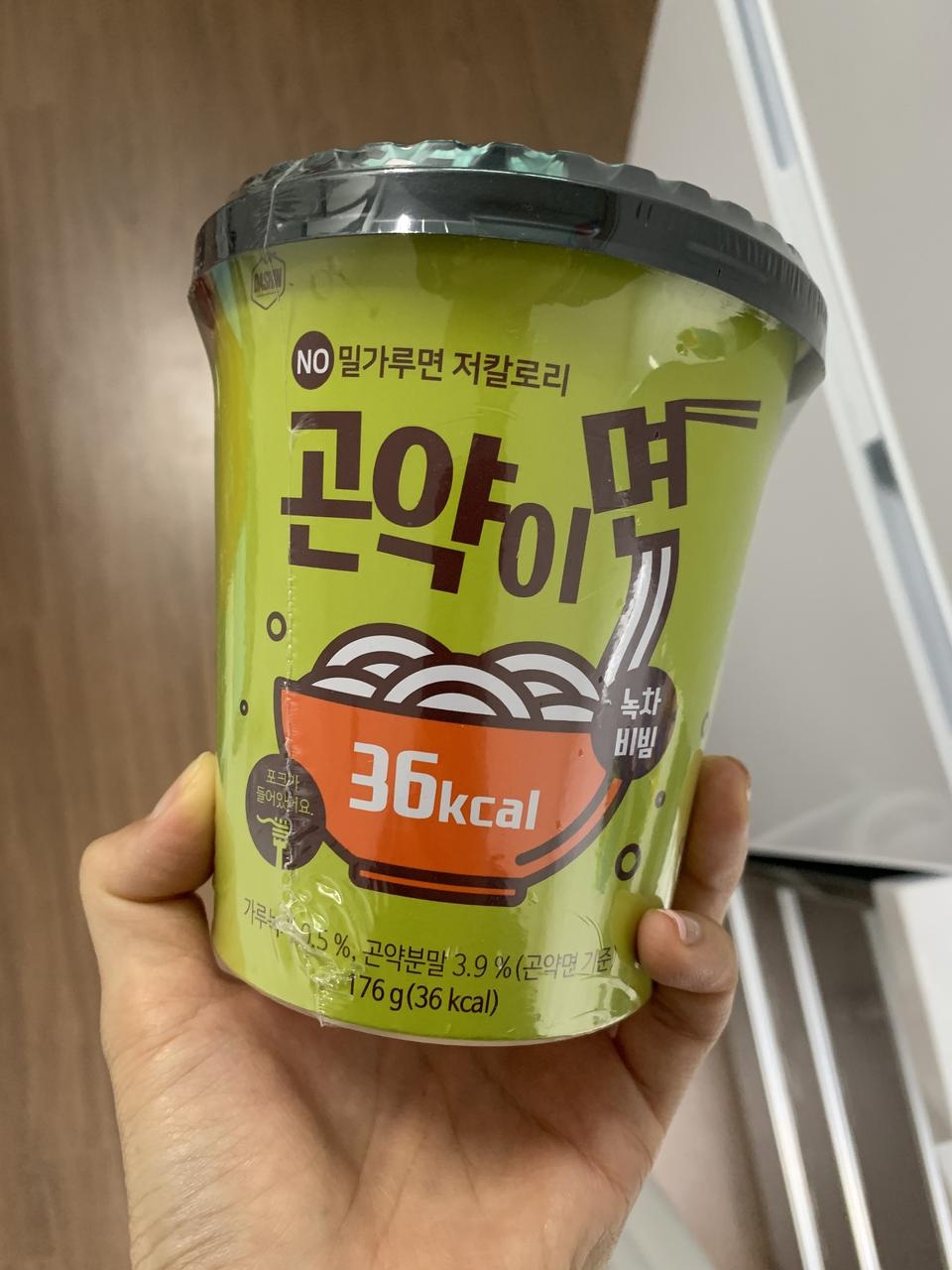 지난번에 3개 주문하고 이번에 5개 또 주문했어요~ 곤약면 처음 까면 냄새가 좀 별루인데 찬물에 많이 헹궈...