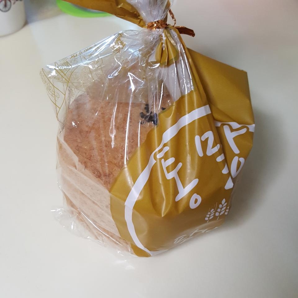 배송 완전빨리왔어요 ㅎㅎ일반 단팥빵이랑 맛 비슷해요!통밀빵이라 부담없이 먹을수있어서 좋아요ㅎㅎ