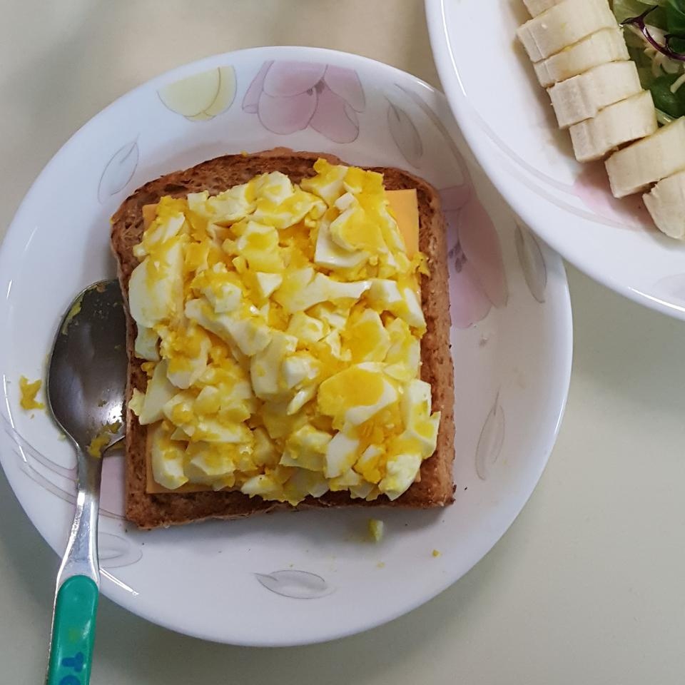 치즈한장 올리면 꽉차는 크기에요 ㅎㅎ식사때마다 시진처럼 계란 올려서 한장 먹거나 샌드위치 만들어먹는데...