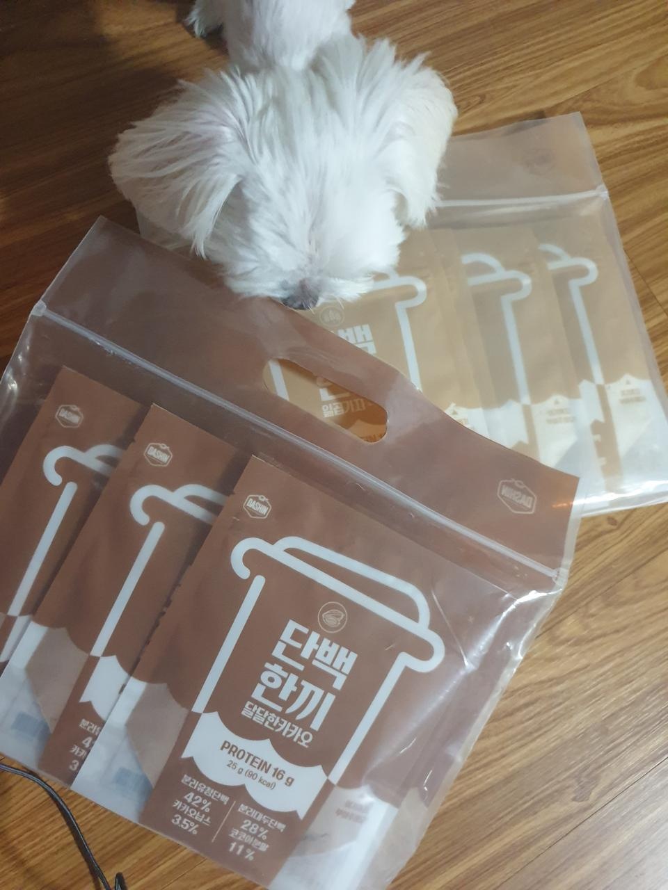 아몬드브리즈 섞어먹는데 표시선보다 많게 부어도 걸쭉하니 좋네요~ 코코아맛도맛있고 다른하나도 미숫가루...
