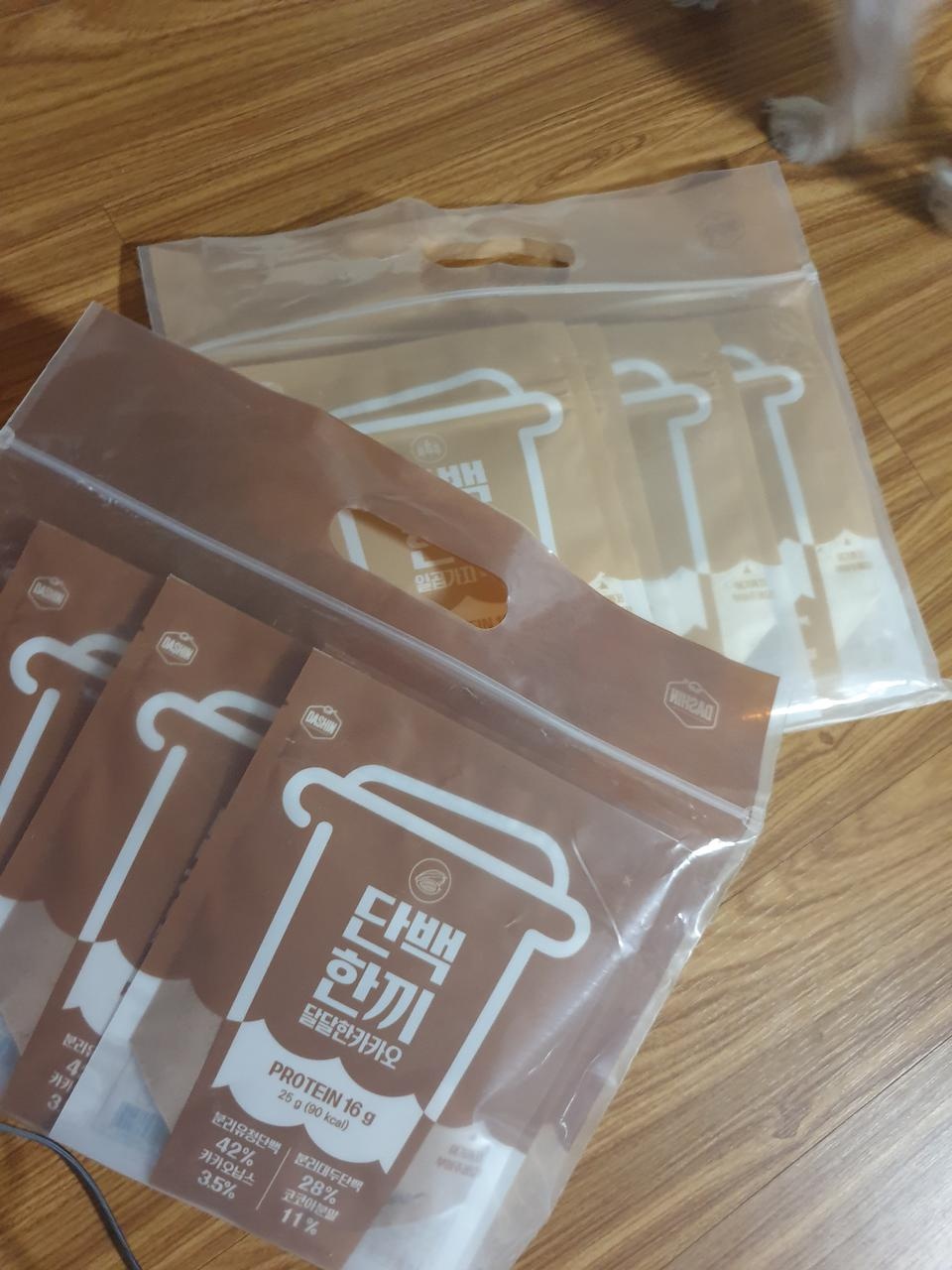 아침저녁으로 챙겨먹기 좋아용! 그냥 두유같은거 섞어서 흔들고 빨대꽂아서먹으면되니깐 ㅠㅠ 맛도있고 다먹...