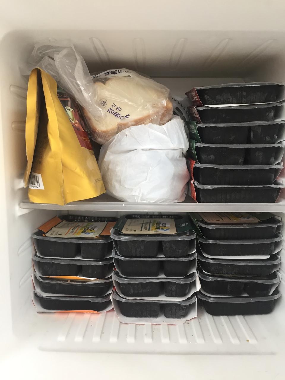 10일꺼 4세트 시켰어요. 냉동실 두개 나눠 넣어 놨는데 든든하네요! 구성도 다양해서 좋고, 하나 먹어봤는데...