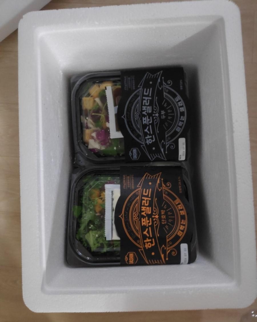 세 번째 주문이에요. 다른 샐러드 보다가도 여기가 저렴하고 양과 맛도 괜찮아서 계속 주문하고 있네요.