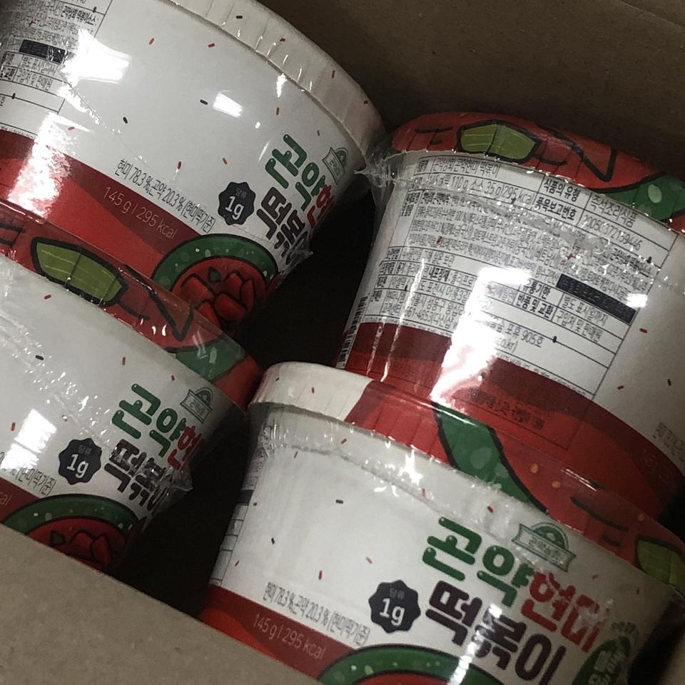 좀 달달하긴 한데 그래도 맛있어요!!!!무료배송행사했음 좋겠어요ㅠ_ㅠ
떡볶이 네개에 만사천원은 저렴하진 ...