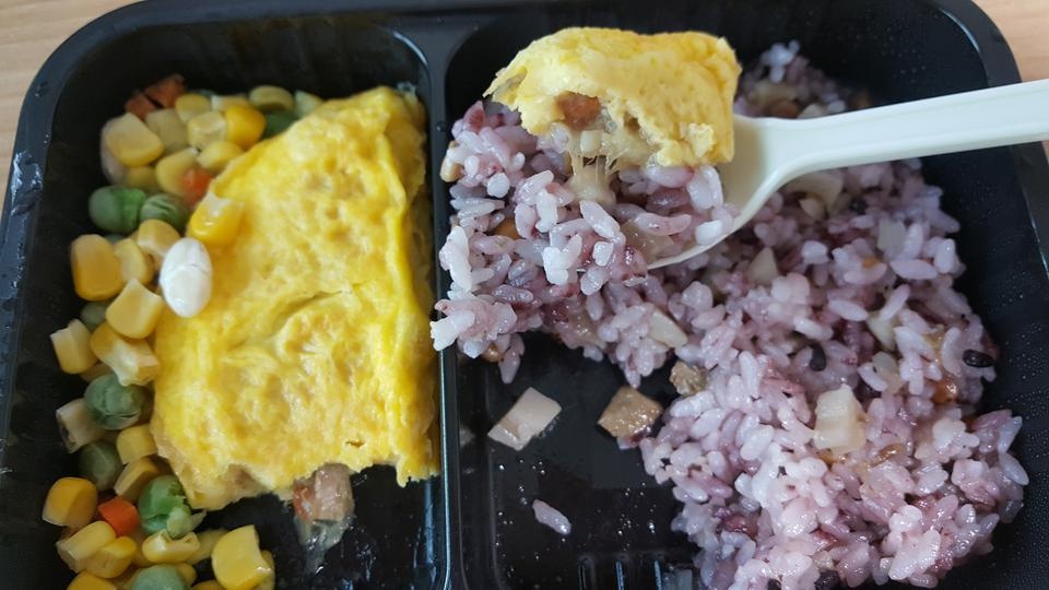 맛있어요!!다 먹어본 건 아니지만 일단 밥이 촉촉하고 좋네요 참치오믈렛 진짜 맛있어요 양이 적어 슬플뿐.....