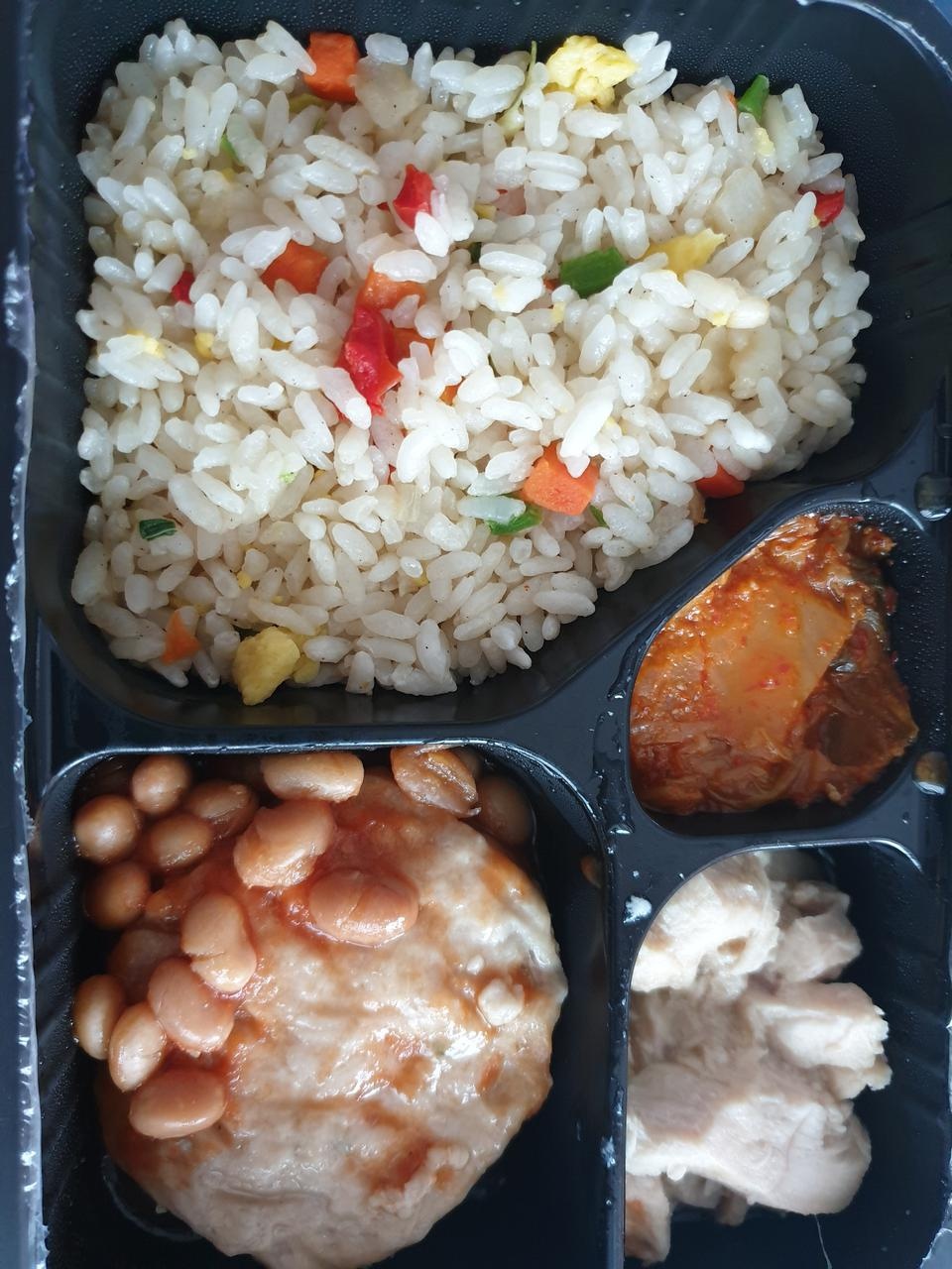 다이어트도시락 질이 좋네요
닭가슴살이 특유의 그 냄새가 안나고 거의 닭백숙에서 나는 느낌이 나요.

싸구...