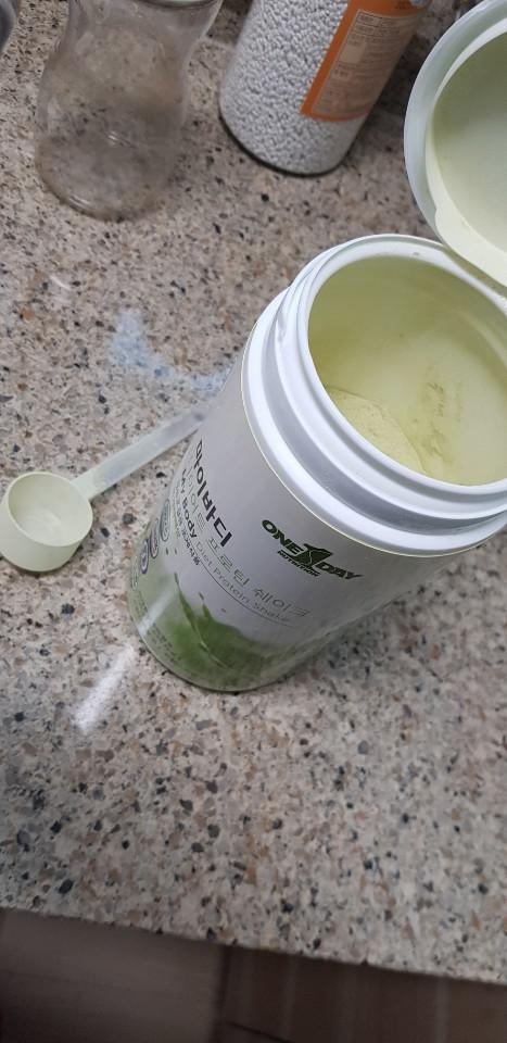 제일 무난한 맛일거 같아서 녹차로 골랐어요~~
우유에 타먹으니 정말 녹차라떼 같네요
다음에 다른 맛으로 ...