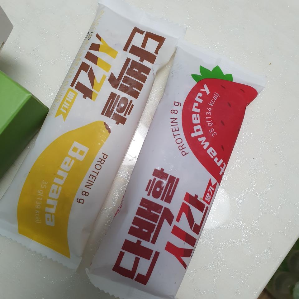 화이트 맛있던데 딸기도 지인이 추천해서 맛보려고 샀어요 낱개로도 살 수 있어서 좋네요