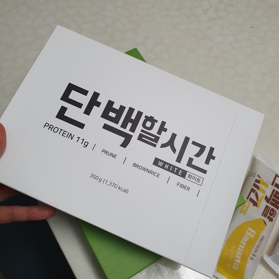 친구가 화이트 먹어보라고 한개 줬는데 괜찮아서 박스로 구매합니다 부드럽고 맛있어요 그리고 박스 너무 예...