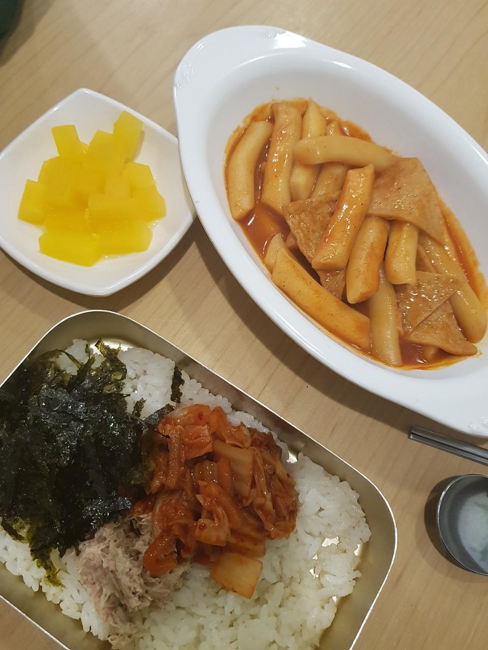 전짜장보다 녹차비빔이 훨 맛있더라구요 평범한입맛인데 짜장은진짜별로..녹차비빔 김치조금넣으면더맛있어...