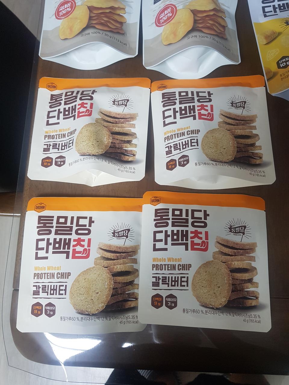 갈릭버터 진짜 맛있어요 !! 엄청 딱딱한데 , 오히려 딱딱하니까 덜 먹어져요