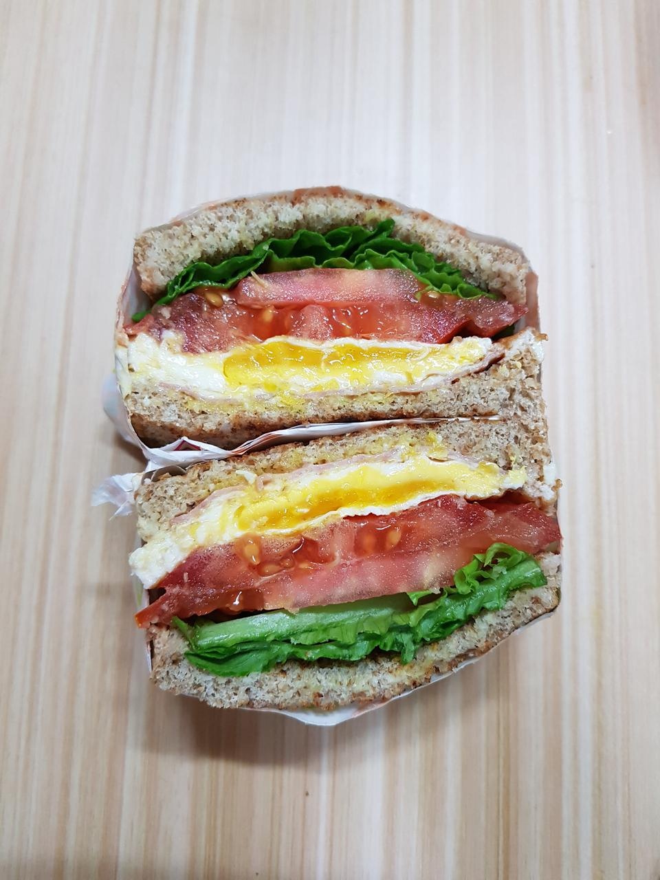 통밀당 식빵으로 샌드위치 만든거예요 빵 구워서 막어도 맛있고 샌드위치로 해서 먹어도 맛있습니다 ㅠㅠ