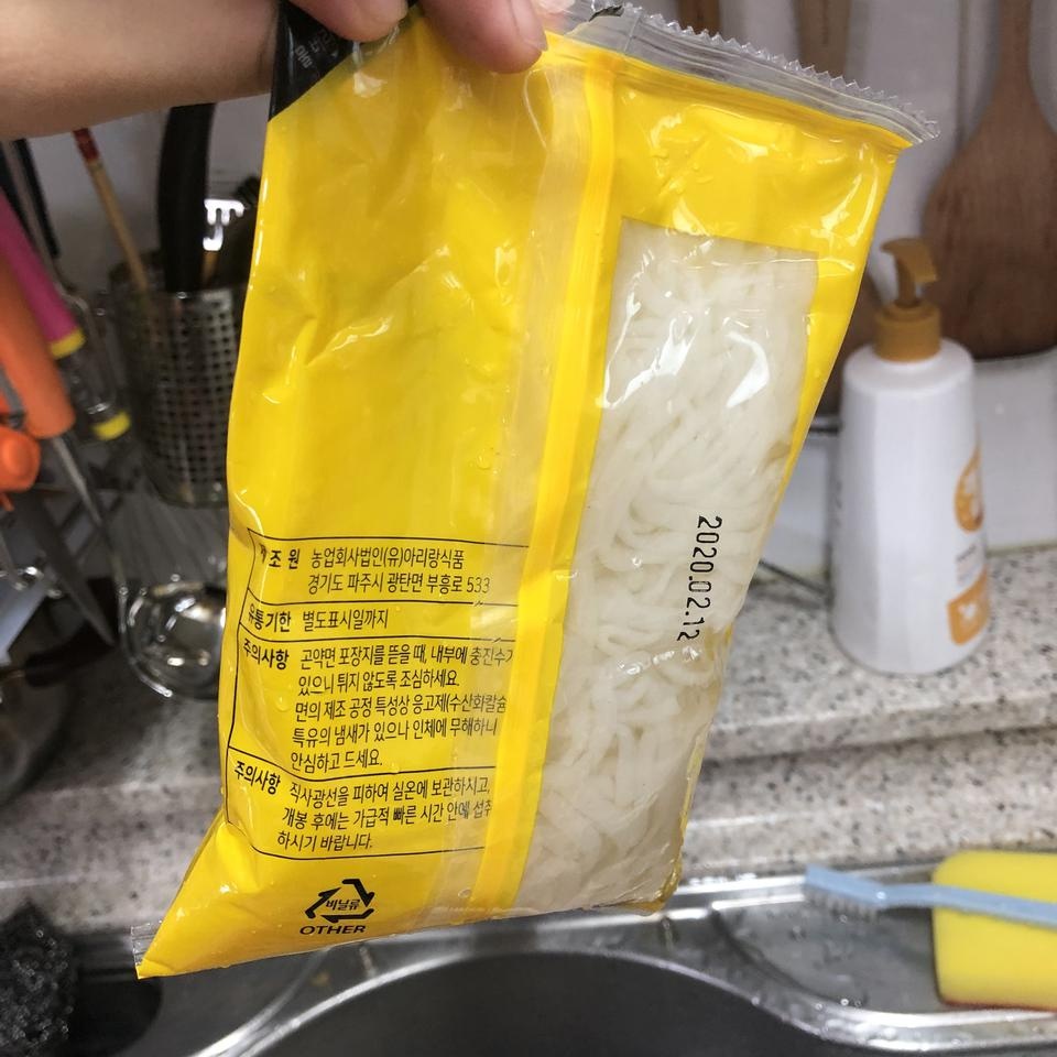 곤약면은 충전수에 들어잇어요 밖에서도 조리없이 먹을 수 있어 간편한데 충전수 버리고 면을 헹구지 않으면...