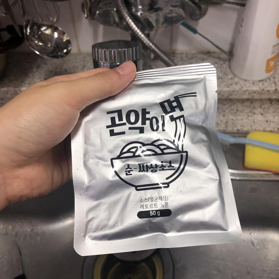 곤약면은 충전수에 들어잇어요 밖에서도 조리없이 먹을 수 있어 간편한데 충전수 버리고 면을 헹구지 않으면...