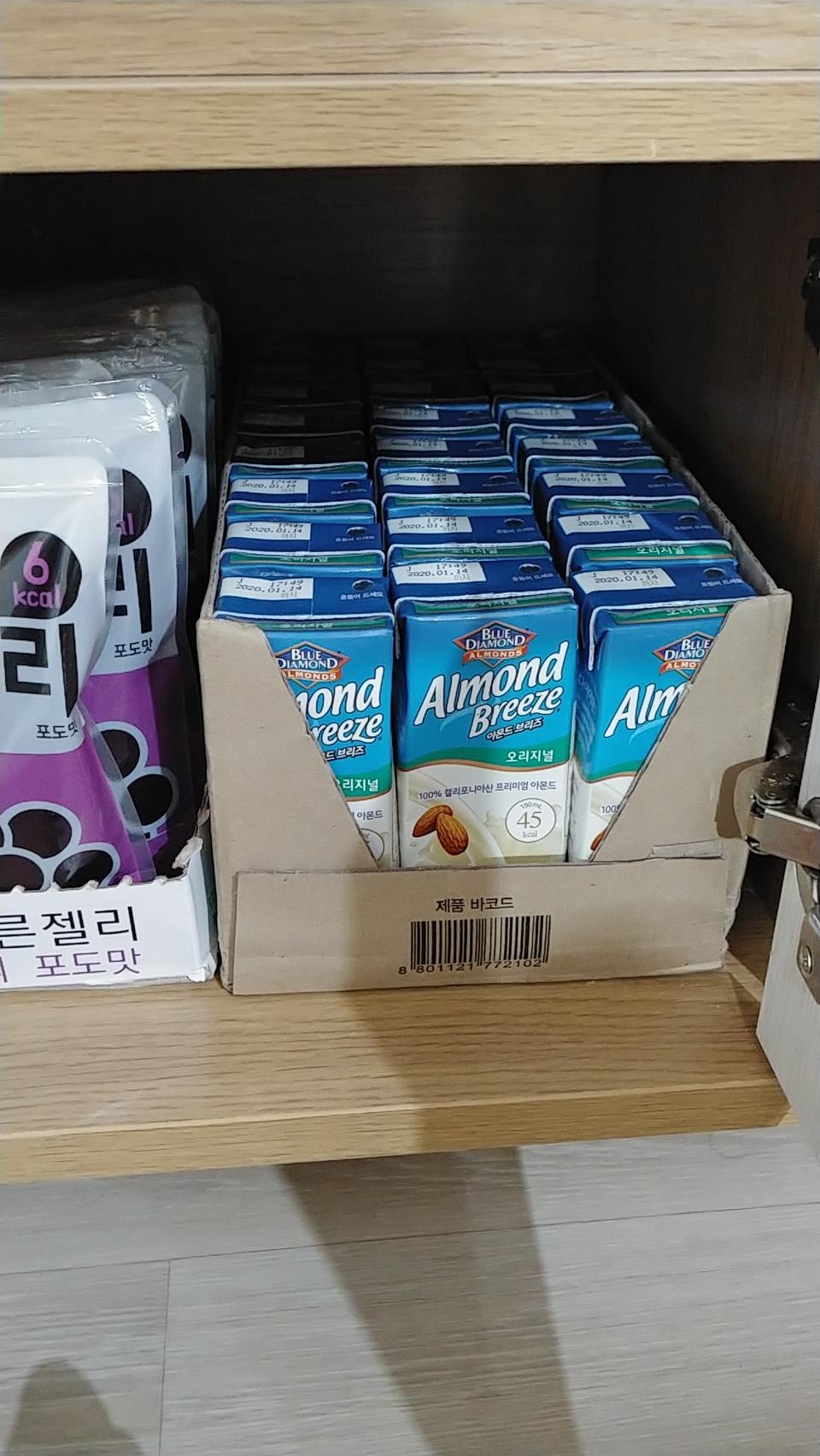 저는 우유를 못먹고 안먹어서 두유먹었는데
아몬드브리즈 한번 사먹고 너무 맛나서 이것만먹어요ㅎㅎㅎ
젤 ...