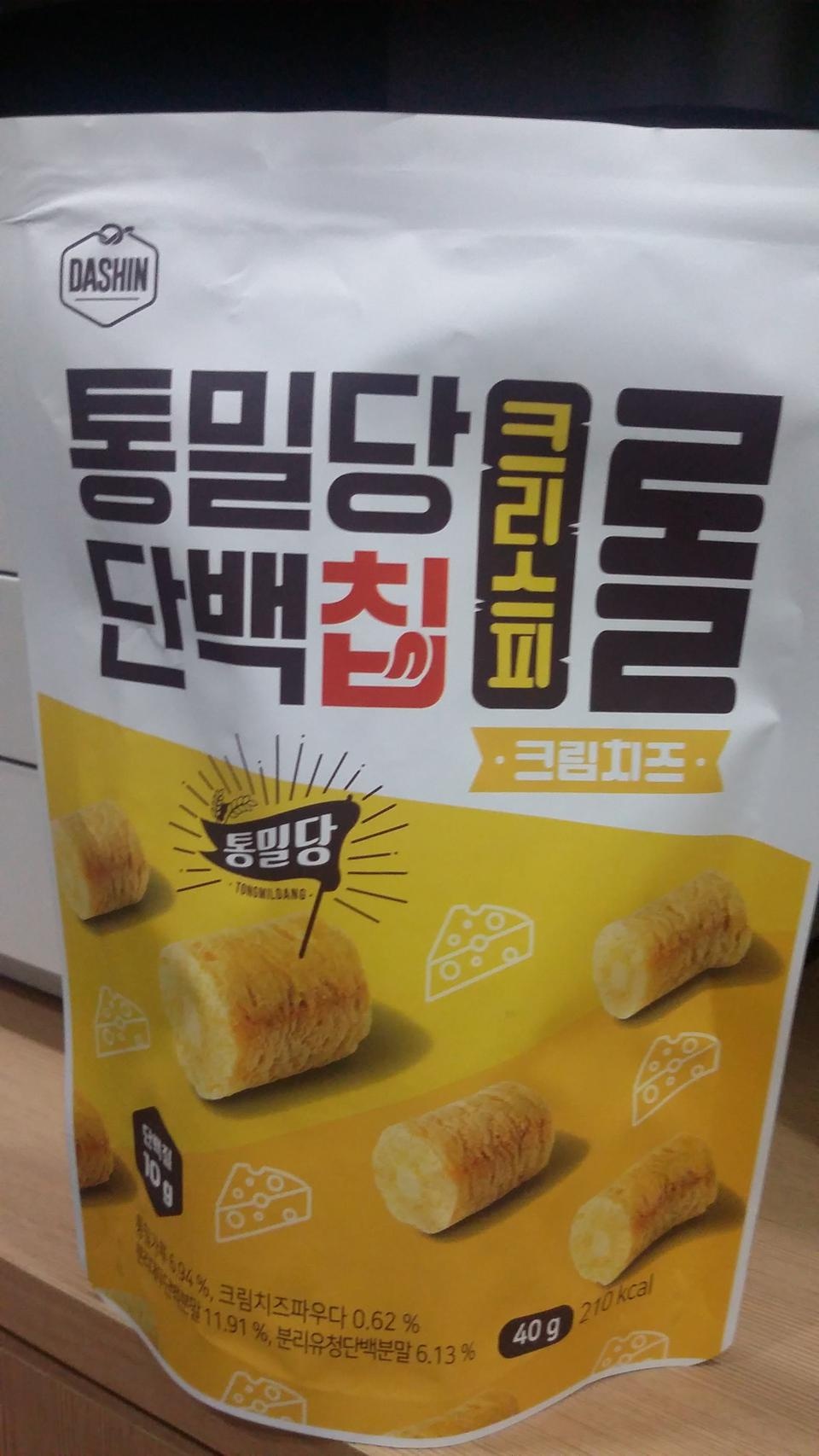 생각했던거보다 맛있어요
일반크리스피롤보다 더 부드럽고 입에 살살 녹습니다
한번 먹을 양 치곤 적지 않는...