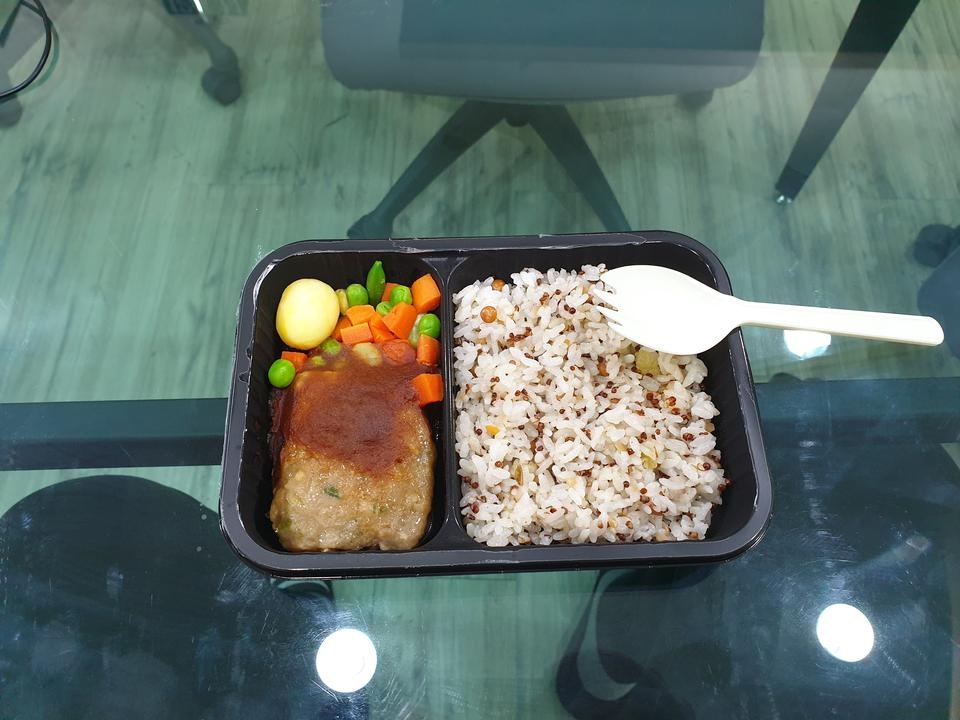 다이어트는 배고파야 한다는 말은 옛말이네요
떡갈비 도시락 먹었는데 맛있어요,,