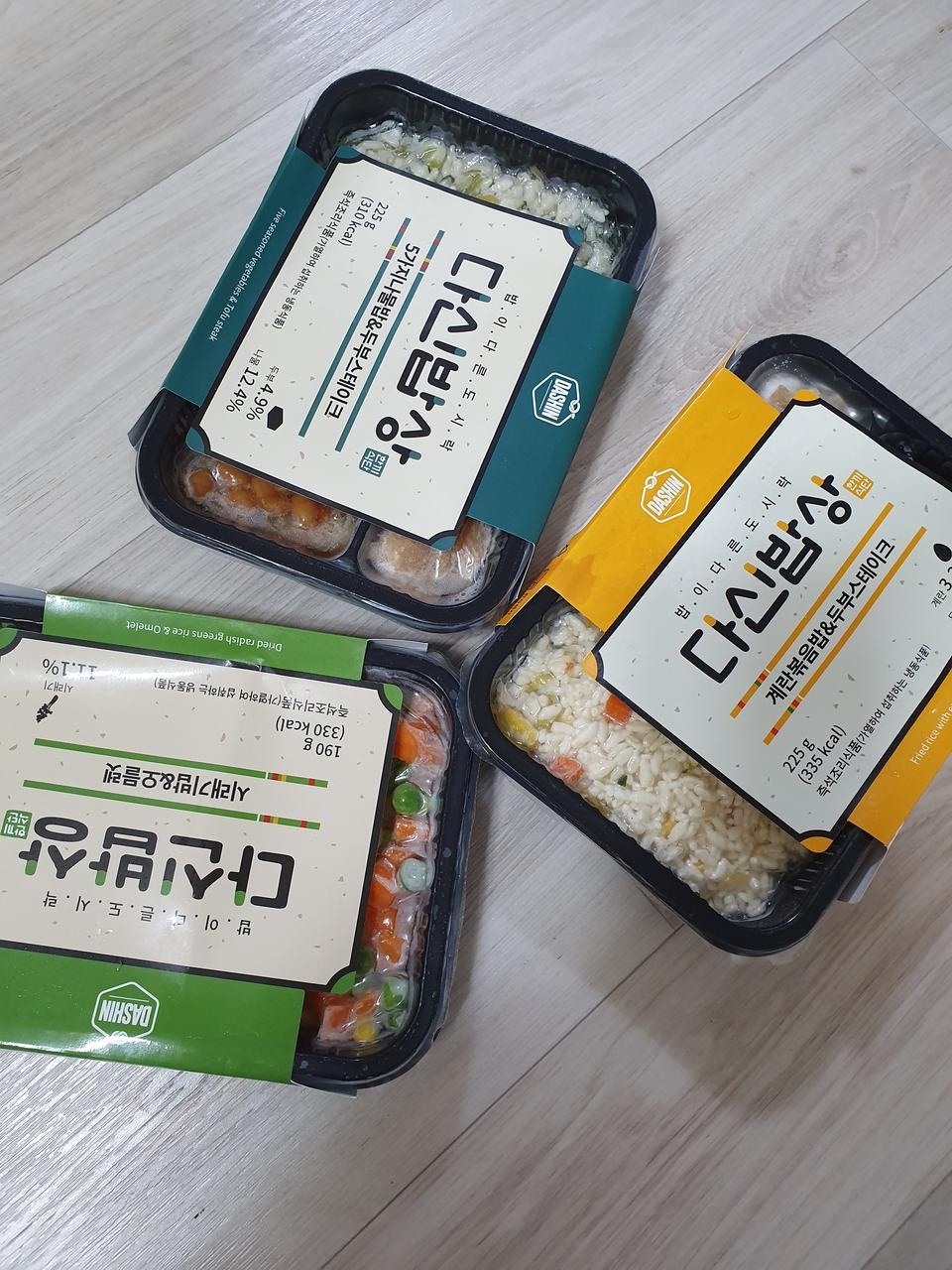 오 생각보다 맛있습니다. 원래 별로 좋아하지 않는 반찬도 이렇게 도시락으로 주니 먹게되네요..ㅎㅎ 그리고...