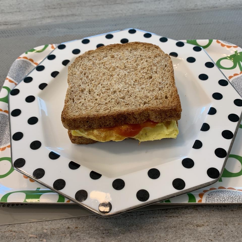 계란에 양파 섞은 거 넣어서 토스트 만들어 먹으니까 진짜 맛있어요ㅋㅋㅋ 소스는 하인즈 케찹!!