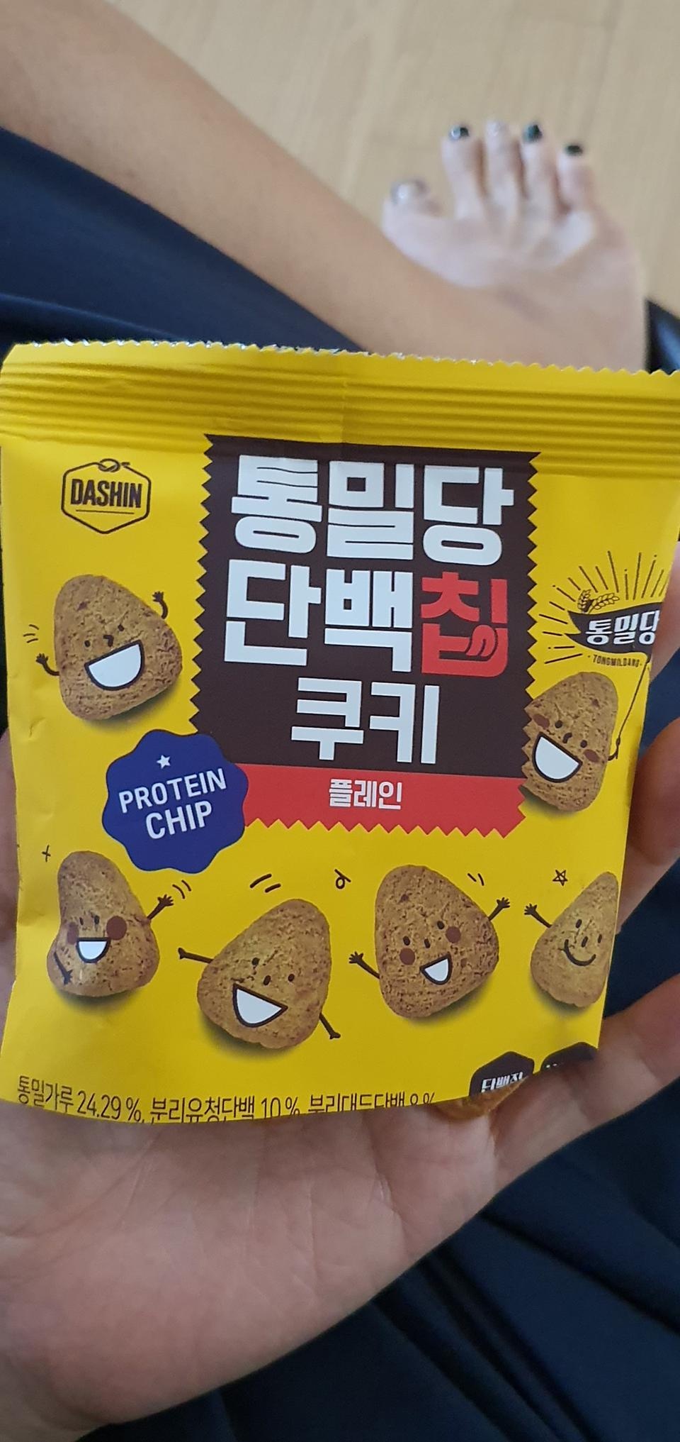 맛은 좋은 편인데 양은 너무 적고 칼로리도 꽤 높습니다 한봉지 먹어서는 양이 차지 않아 열어본지 먹게 되...