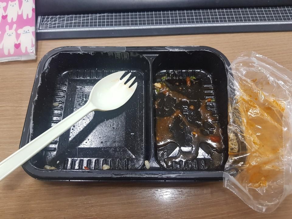 도시락 처음먹어본ㄴ데
맛있어요
근데 양이 작아요.. 저한테는
ㅜㅜㅜ슬퍼요.,.. 
두개먹어야 하는건지...