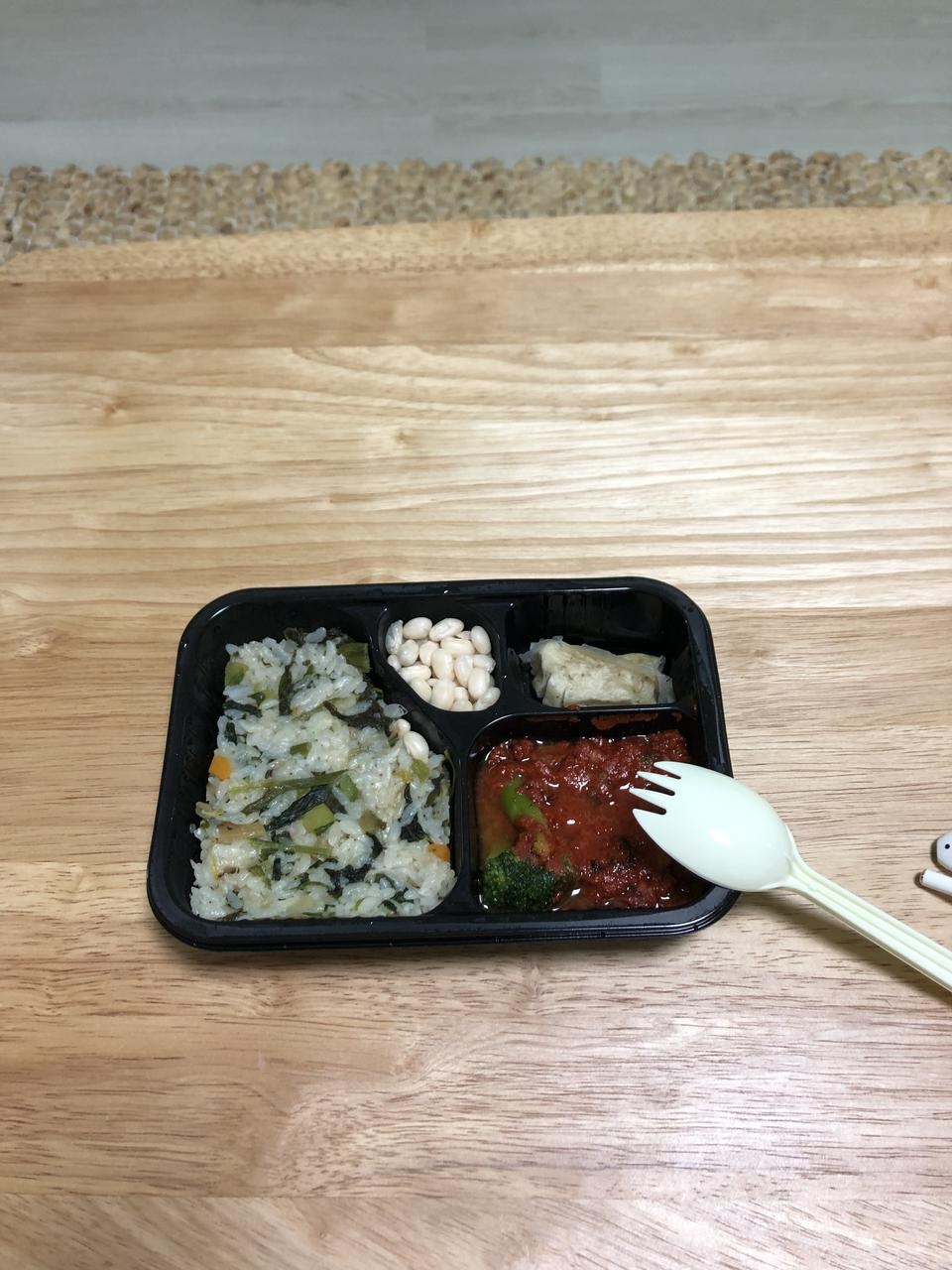 밥하기 귀찮아서 샀는데 넘 맛있네요! 양이 쩜 아쉽긴하나 ㅜㅜ맛있습니당