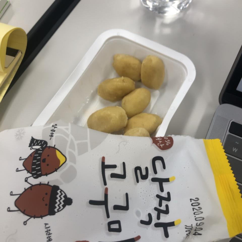 맛있어요!! 자색도맛읶고 군고구마도맛맀어요 사실 둘의 차이을 크게모르겠지만 단건 군고구마가좀더단거같...