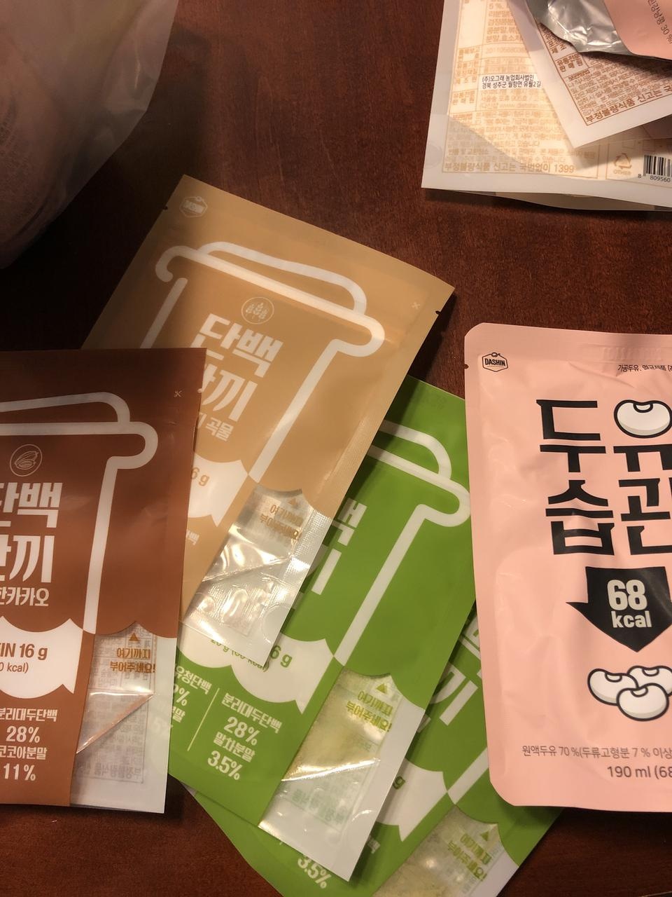 생각보다 맛있어서 쉐이크라는 것에 대해 거부감이 덜해요! 말차라떼는 밖에서 파는것보다 단것같기도해서 ...