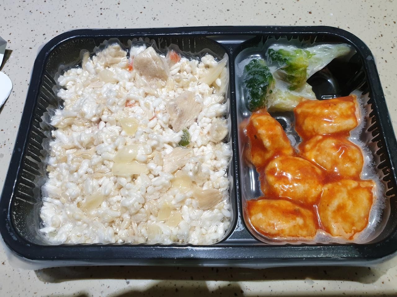 맛있어요ㅎㅎ 양은 적어요.. 근데 맛있어서 기분좋게 먹을수 있어요ㅎㅎ 컵라면이랑 같이 먹으면 양 딱 좋아...