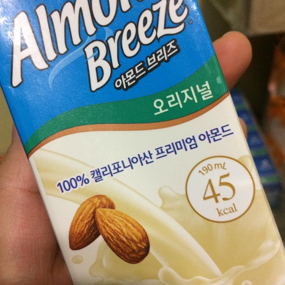 아몬드브리즈 첨 먹어봤는데 살짝 느끼하긴 한데 단맛에 비해 당류도 적고 칼로리도 아주 바람직하네요!