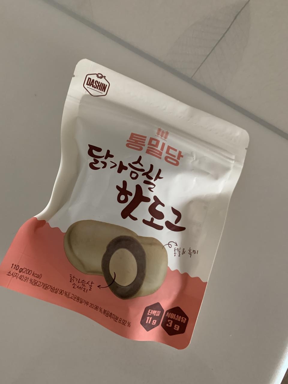핫도그 먹고 싶을때 충족이 되요
맛있고 지퍼백이라 한번에 다 안먹어도 되는 것도 장점~