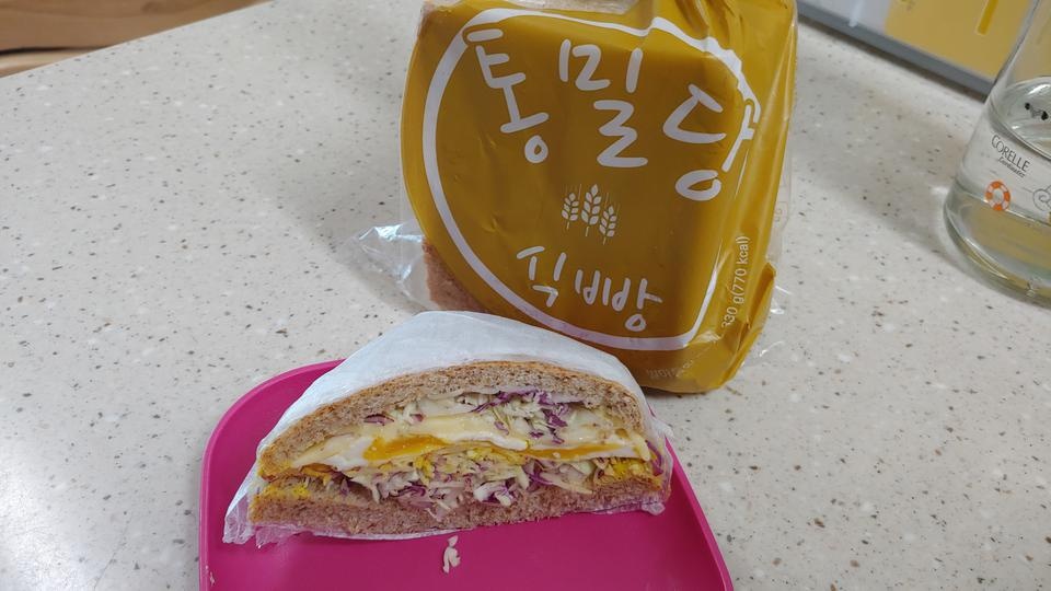 샌드위치 해먹으려고 샀어요. 빵 크기는 좀 작지만 오히려 부담없어서 더 괜찬은거같애요. 식감도 넘 퍽퍽하...