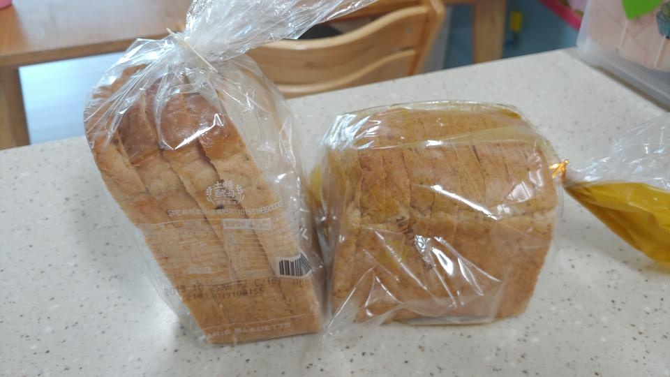 샌드위치 해먹으려고 샀어요. 빵 크기는 좀 작지만 오히려 부담없어서 더 괜찬은거같애요. 식감도 넘 퍽퍽하...