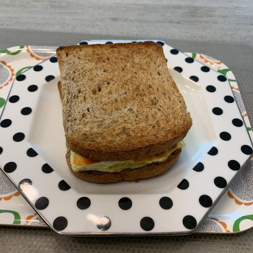 계란이랑 체다치즈 넣어서 토스트 만들어 먹었는데 너무 맛있어용