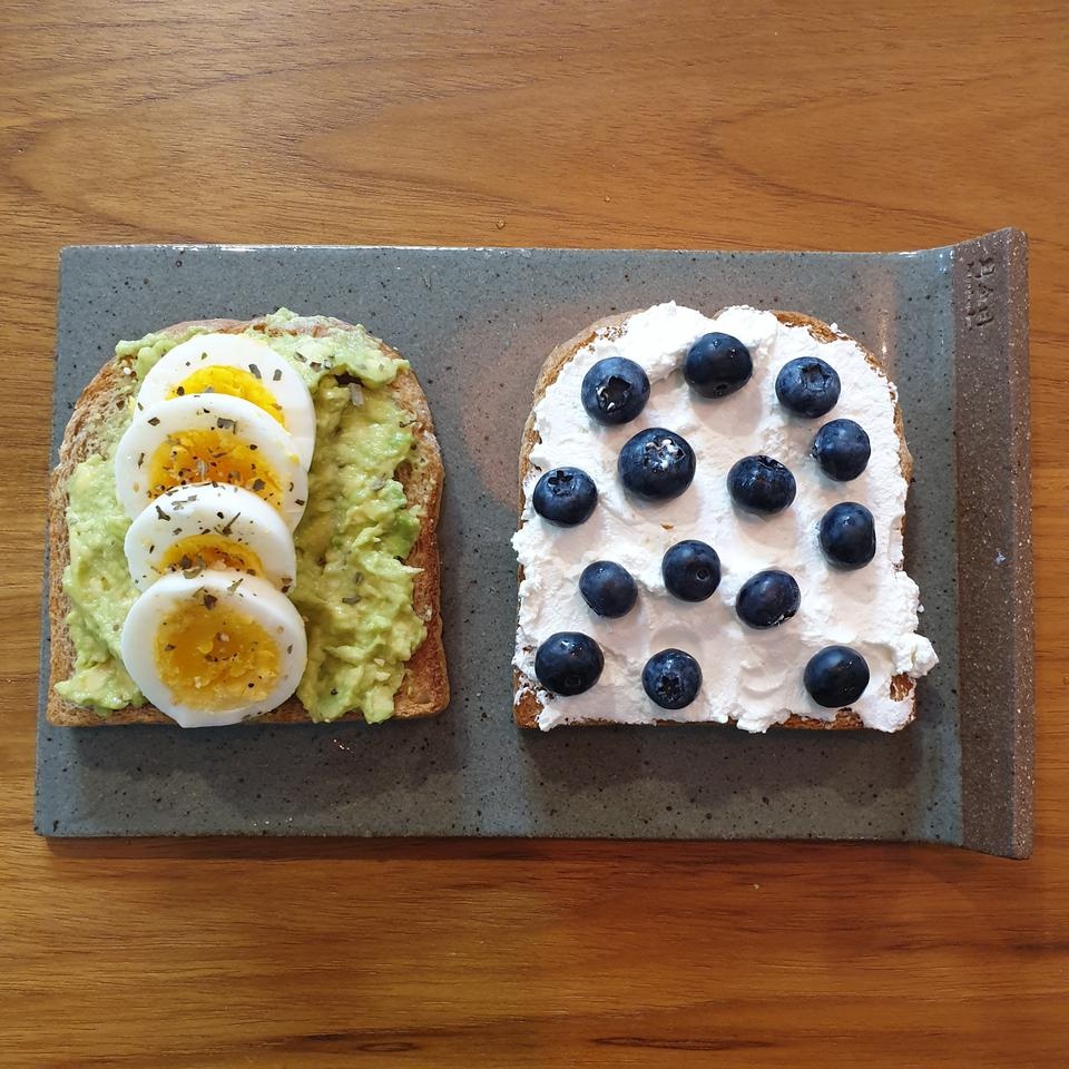 벌써 3통째 구매에요 . 꾸덕꾸덕한 질감에 맛도 좋네요. 퍽퍽하지만 과일과 같이 먹거나 빵에는 크림치즈처...